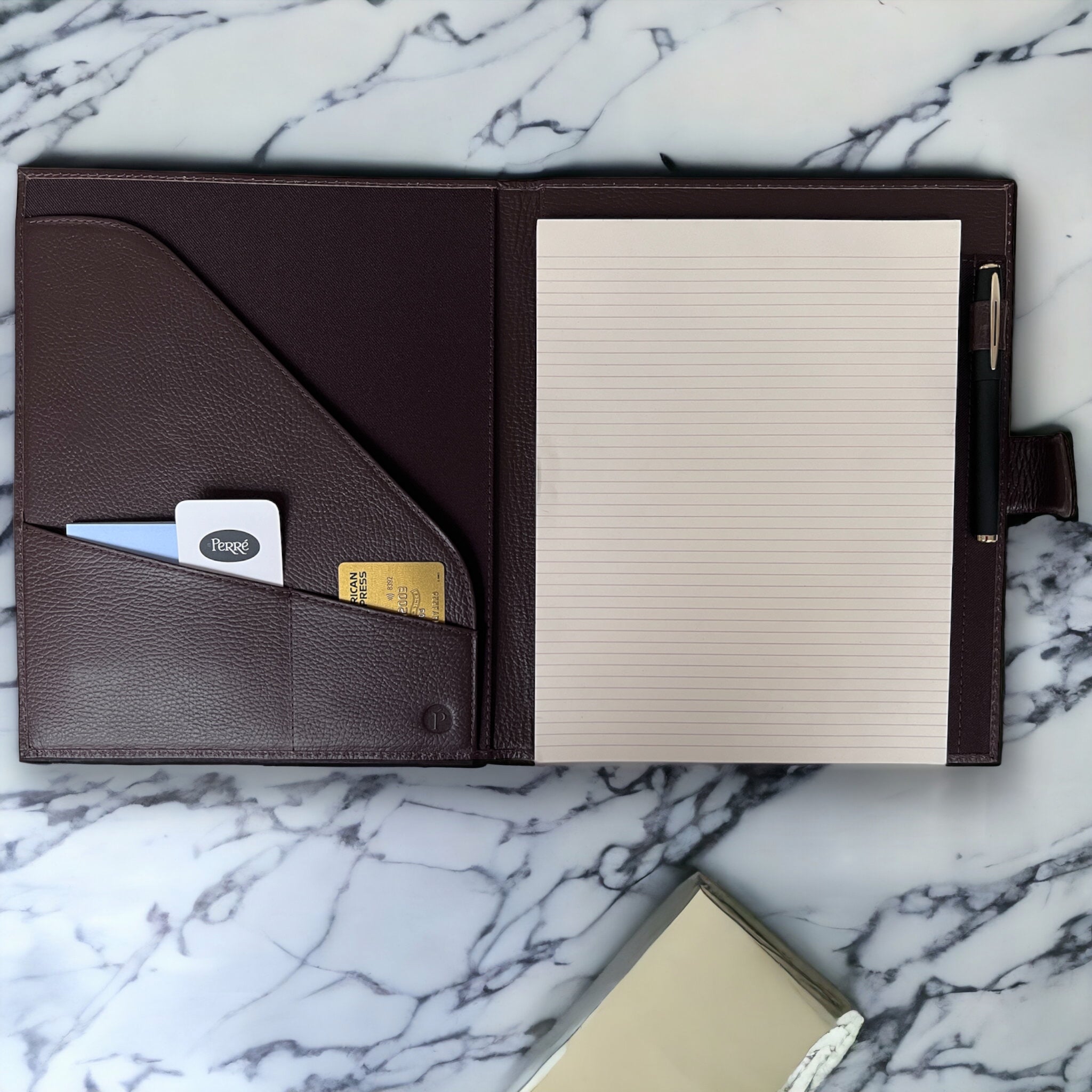 Carpeta hecha en piel tamaño carta con solapa ANOR