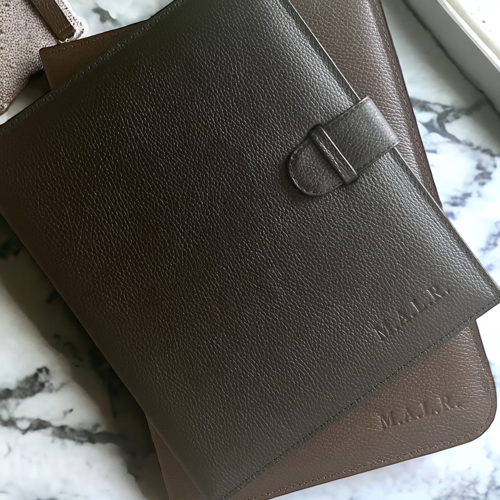 Carpeta hecha en piel tamaño carta con solapa ANOR