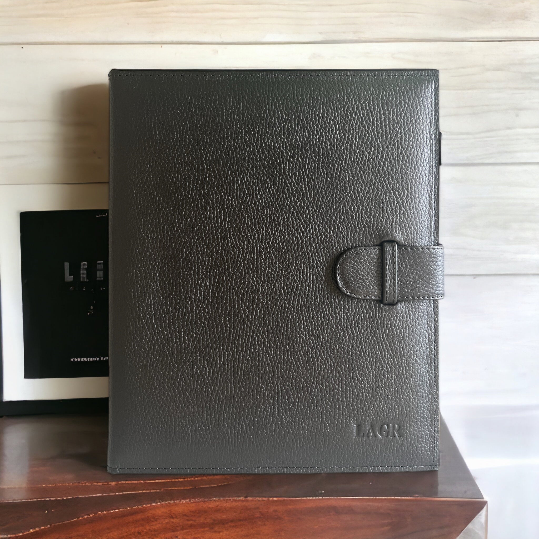 Carpeta hecha en piel tamaño carta con solapa ANOR