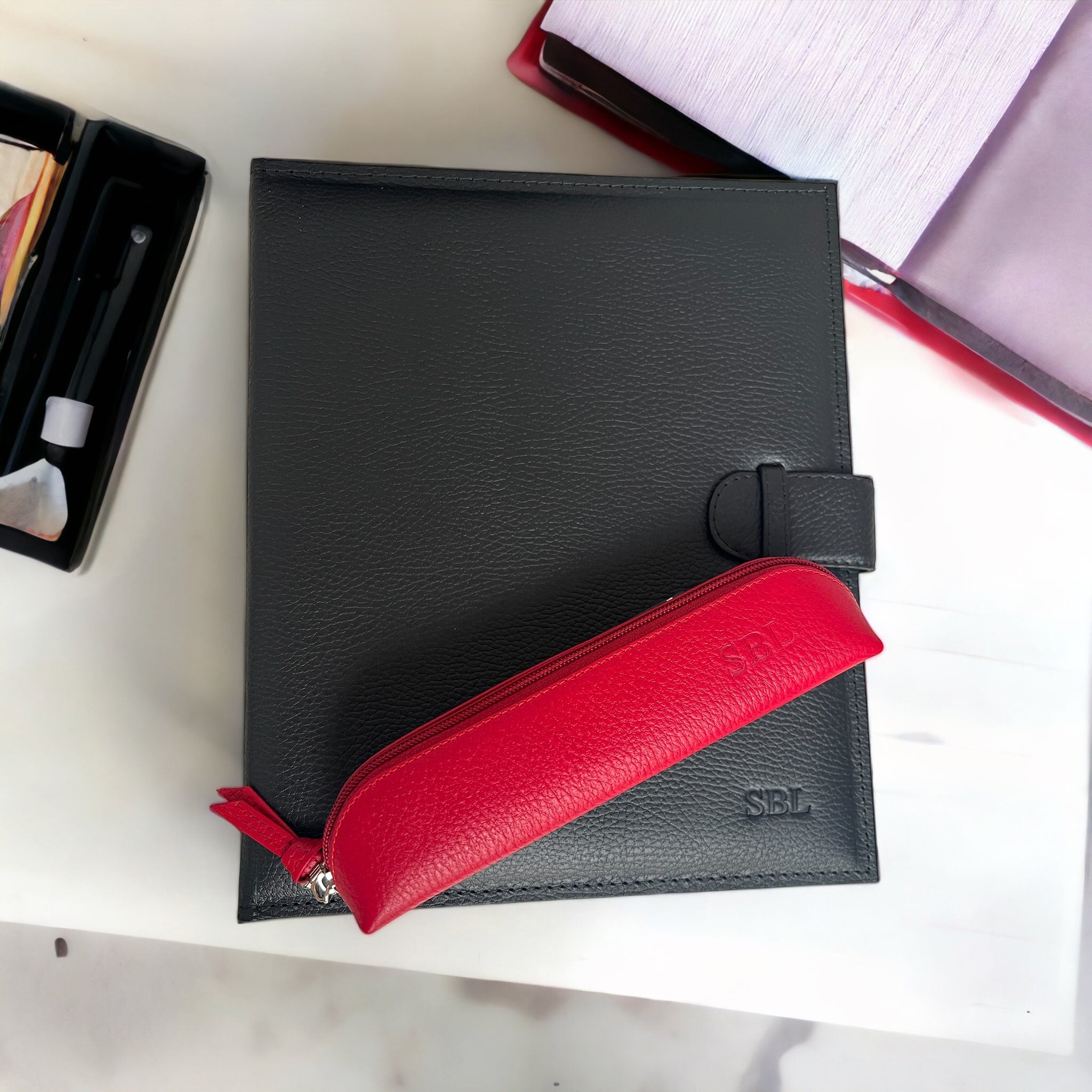 Carpeta hecha en piel tamaño carta con solapa ANOR