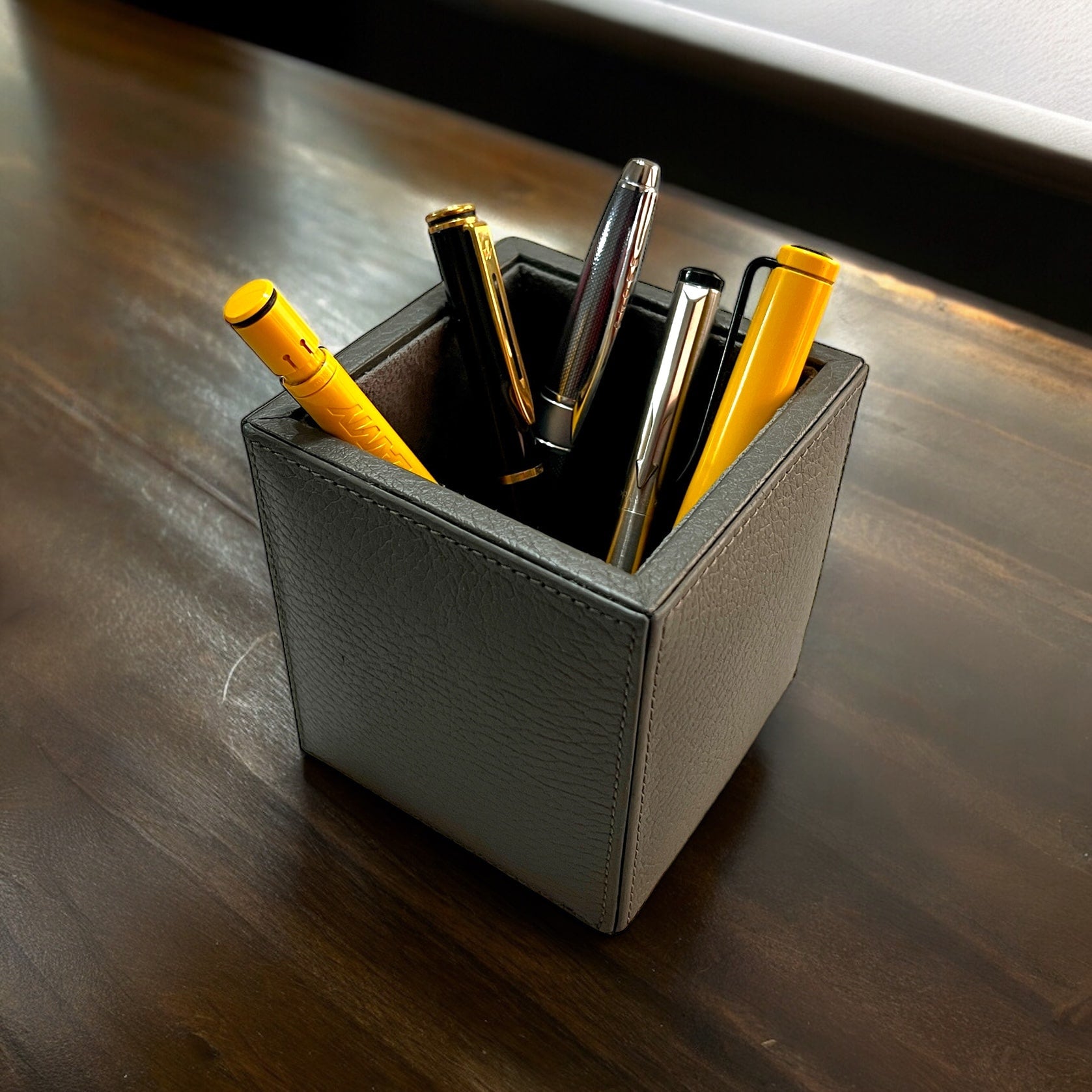 Porta plumas para escritorio hecho en piel MACE