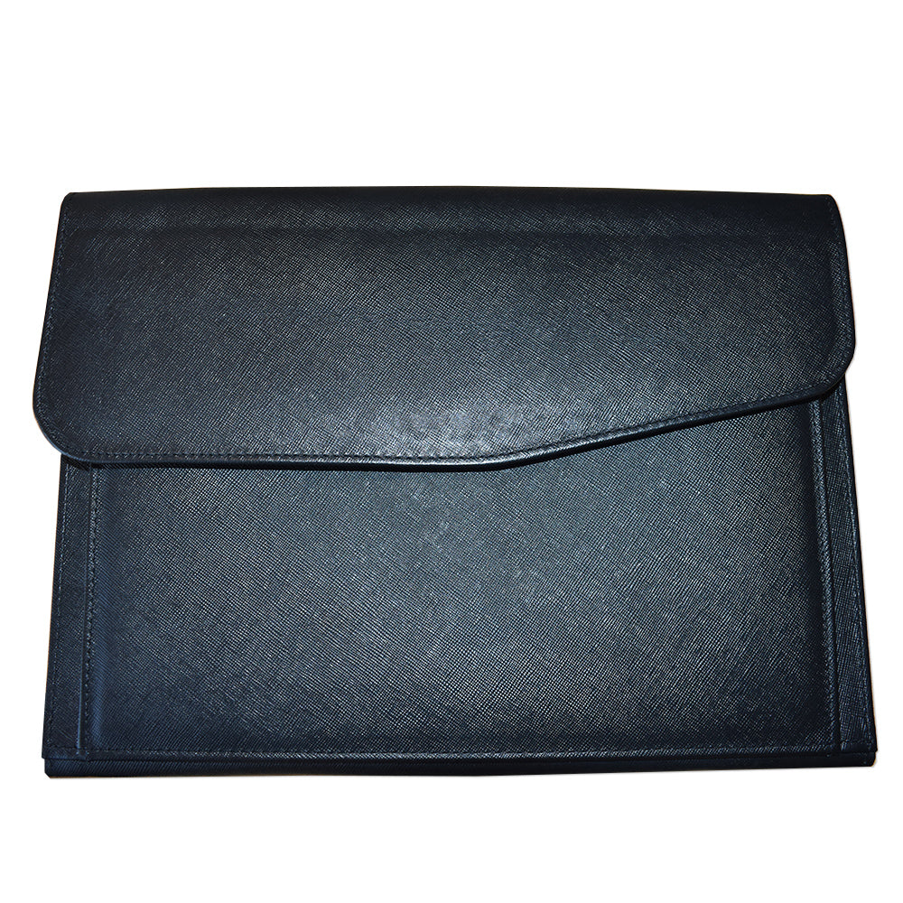 Carpeta finest hecha en piel tamaño carta con sobre al frente MACE