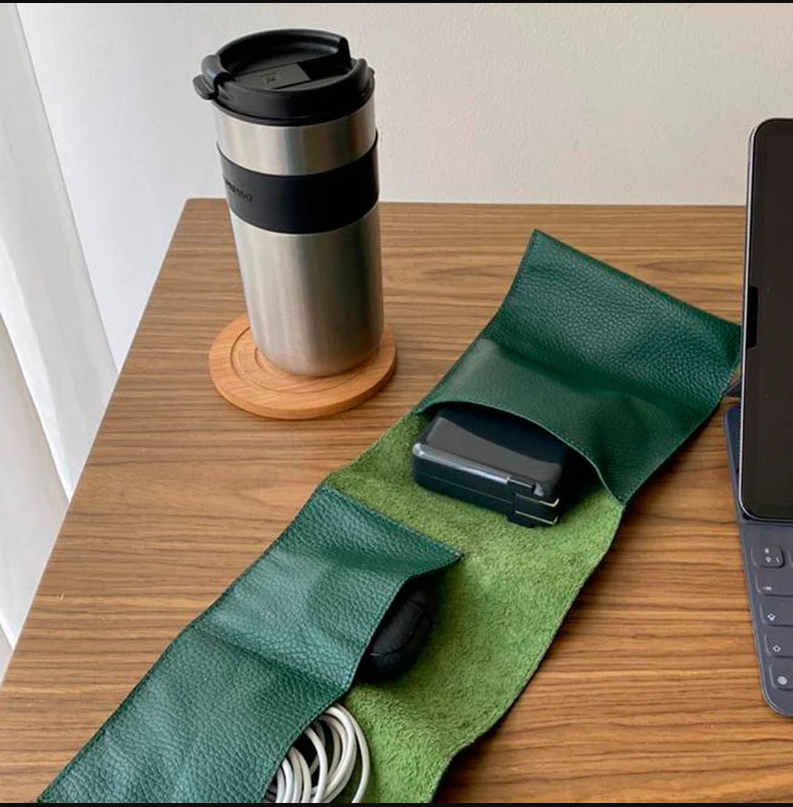 Cómo usar un organizador de cables para mantener tu espacio ordenado.