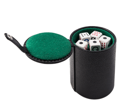 Cubilete forrado en piel con 5 dados FESA